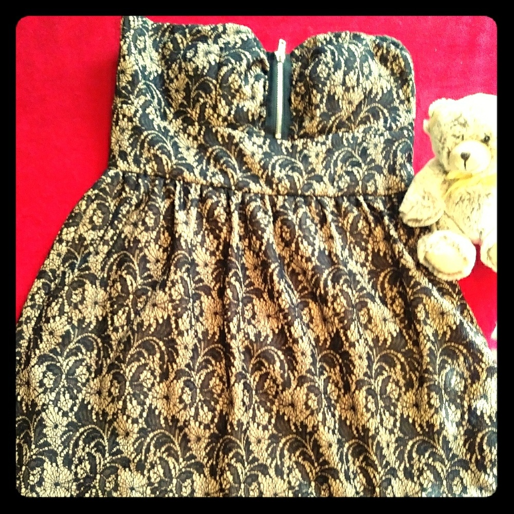 Black and beige lace short dress by 6 Degrees.